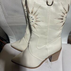 Stylish Cream Western Boots